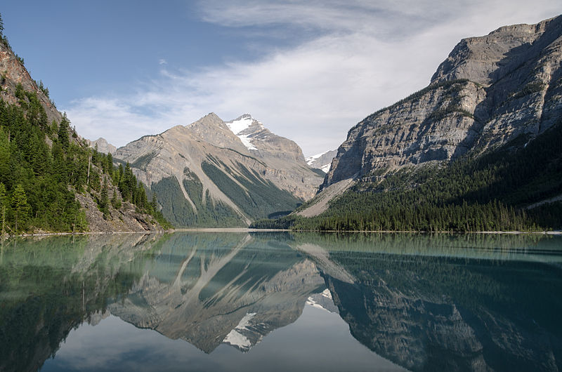 800px-Lake_Kinney_mit_Mount_Whitehorn.jpg