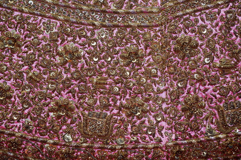 800px-Pink_dress_with_embroidery,_detail,_Crafts_Museum,_New_Delhi.jpg